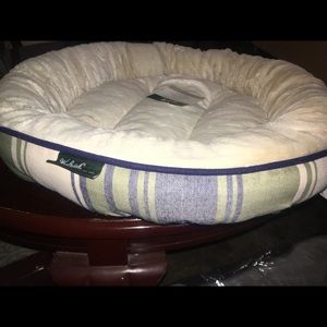 BRAND NEW DOG BED
